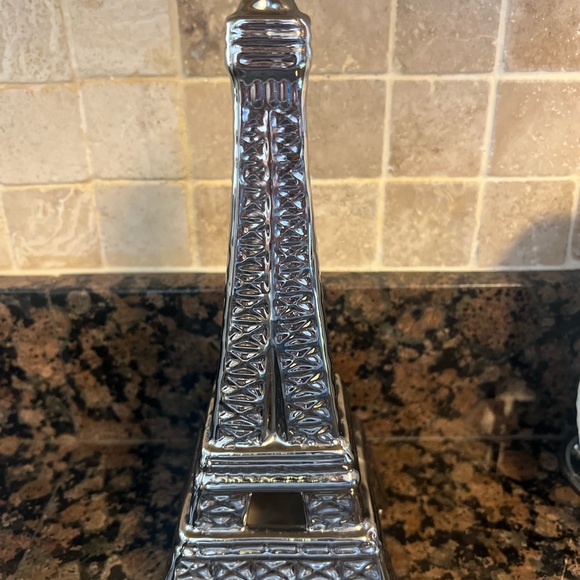 Eiffel Tower table decor. - Picture 6 of 7